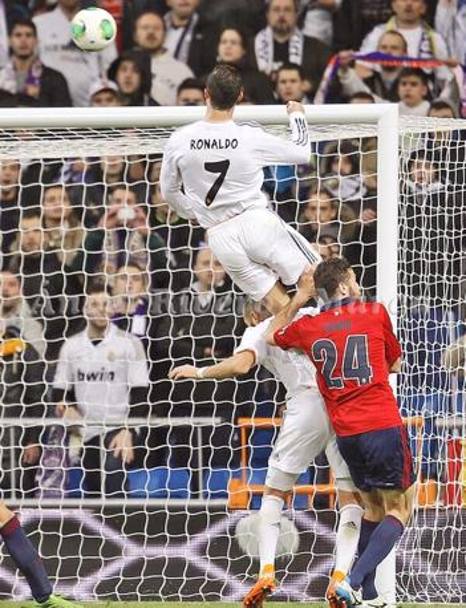 Non  di uno spettatore disinteressato a Real Madrid-Osasuna di Coppa del Re la testa che spunta sopra la traversa. No,  di Cristiano Ronaldo che decide di spiccare il volo e salire in cielo per andare a prendere un cross evidentemente troppo alto per chiunque (ma non per CR7). 